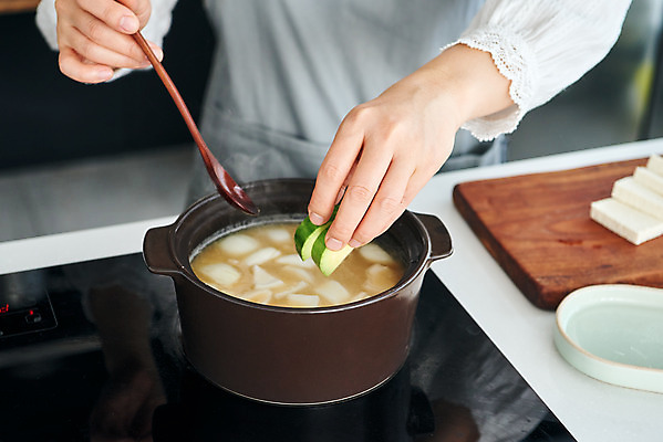 포토 JPG 손 여자 음식 40대 중년 식재료 재료 실내 요리 한명 상반신 옆모습 주방 앞치마 한국인 냄비 된장찌개 애호박 중년여자한명만 국내포토 1 한식 뷰포인트 호박 사람 동양인 성인 내부 신체부위 솥 찌개 여자한명만 중년여자만 파일형식