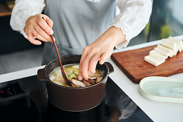 포토 JPG 손 여자 음식 40대 중년 식재료 재료 실내 요리 한명 상반신 옆모습 주방 앞치마 버섯 한국인 냄비 된장찌개 두부 애호박 중년여자한명만 국내포토 1 한식 뷰포인트 호박 사람 동양인 성인 내부 신체부위 솥 찌개 여자한명만 중년여자만 파일형식