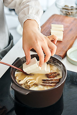 포토 JPG 손 여자 음식 40대 중년 식재료 재료 실내 요리 한명 근접촬영 신체부위 주방 앞치마 버섯 한국인 냄비 된장찌개 두부 중년여자한명만 국내포토 1 한식 뷰포인트 사람 동양인 성인 내부 솥 찌개 여자한명만 중년여자만 파일형식