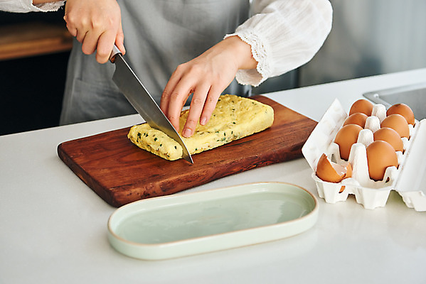 포토 JPG 접시 손 여자 음식 40대 중년 식재료 재료 반찬 도마 실내 요리 한명 상반신 앞모습 주방 계란 앞치마 한국인 칼 계란말이 중년여자한명만 국내포토 1 식기 뷰포인트 주방용품 사람 동양인 성인 내부 신체부위 알 계란요리 여자한명만 중년여자만 파일형식