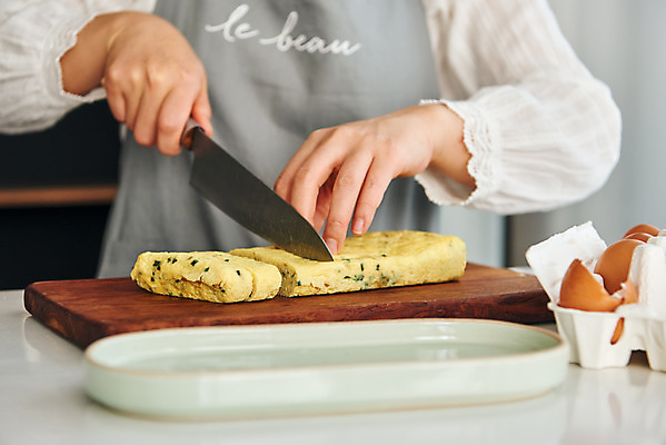 포토 JPG 접시 손 여자 음식 40대 중년 식재료 재료 반찬 도마 실내 요리 한명 상반신 앞모습 주방 계란 앞치마 한국인 칼 계란말이 중년여자한명만 국내포토 1 식기 뷰포인트 주방용품 사람 동양인 성인 내부 신체부위 알 계란요리 여자한명만 중년여자만 파일형식