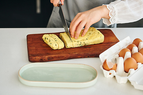 포토 JPG 접시 손 여자 음식 40대 중년 식재료 재료 반찬 도마 실내 요리 한명 신체부위 주방 계란 앞치마 한국인 칼 계란말이 중년여자한명만 국내포토 1 식기 주방용품 사람 동양인 성인 내부 알 계란요리 여자한명만 중년여자만 파일형식