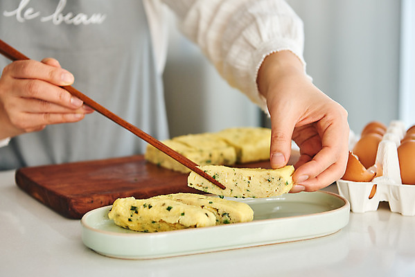 포토 JPG 접시 손 여자 음식 40대 중년 식재료 재료 반찬 도마 실내 요리 한명 근접촬영 상반신 앞모습 주방 계란 앞치마 한국인 칼 계란말이 중년여자한명만 국내포토 1 식기 뷰포인트 주방용품 사람 동양인 성인 내부 신체부위 알 계란요리 여자한명만 중년여자만 파일형식