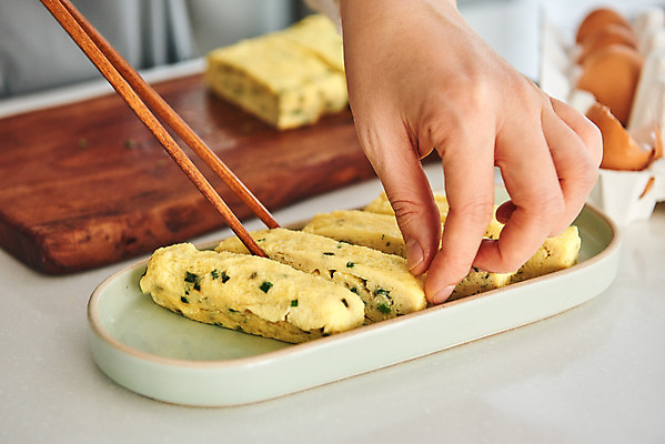 포토 JPG 접시 손 여자 40대 중년 식재료 재료 반찬 도마 실내 요리 한명 근접촬영 신체부위 주방 계란 앞치마 한국인 칼 계란말이 중년여자한명만 국내포토 1 식기 음식 뷰포인트 주방용품 사람 동양인 성인 내부 알 계란요리 여자한명만 중년여자만 파일형식