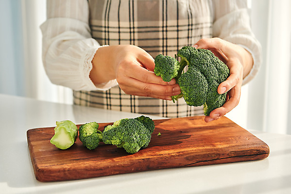 포토 JPG 손 여자 음식 40대 중년 식재료 재료 도마 실내 요리 한명 상반신 앞모습 주방 앞치마 한국인 브로콜리 중년여자한명만 국내포토 1 뷰포인트 채소 주방용품 사람 동양인 성인 내부 신체부위 여자한명만 중년여자만 파일형식