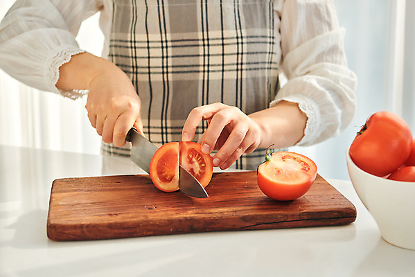 포토 JPG 손 여자 음식 40대 중년 토마토 채소 식재료 재료 도마 실내 요리 한명 상반신 앞모습 주방 앞치마 한국인 칼 중년여자한명만 국내포토 1 뷰포인트 주방용품 사람 동양인 성인 내부 신체부위 여자한명만 중년여자만 파일형식