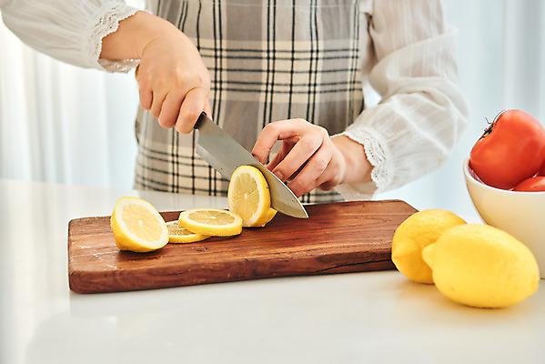 포토 JPG 손 여자 음식 40대 중년 오렌지 과일 식재료 재료 도마 실내 요리 한명 상반신 앞모습 주방 앞치마 한국인 칼 중년여자한명만 국내포토 1 뷰포인트 주방용품 사람 동양인 성인 내부 신체부위 여자한명만 중년여자만 파일형식