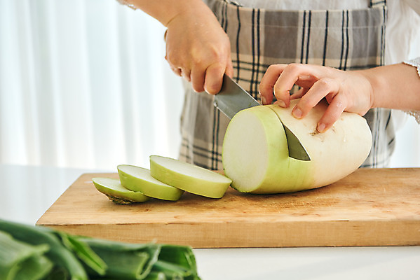 포토 JPG 손 여자 음식 40대 중년 식재료 재료 도마 실내 요리 한명 상반신 앞모습 주방 앞치마 한국인 칼 무 중년여자한명만 국내포토 1 뷰포인트 주방용품 뿌리채소 사람 동양인 성인 내부 신체부위 여자한명만 중년여자만 파일형식