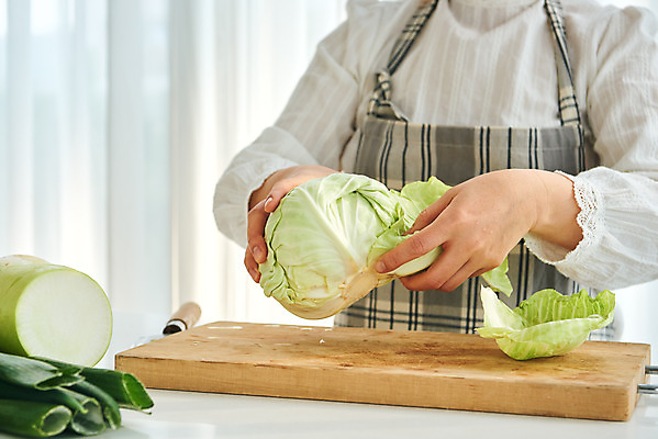 포토 JPG 손 여자 음식 40대 중년 식재료 재료 도마 실내 요리 한명 상반신 앞모습 주방 앞치마 한국인 양배추 중년여자한명만 국내포토 1 뷰포인트 채소 주방용품 사람 동양인 성인 내부 신체부위 여자한명만 중년여자만 파일형식