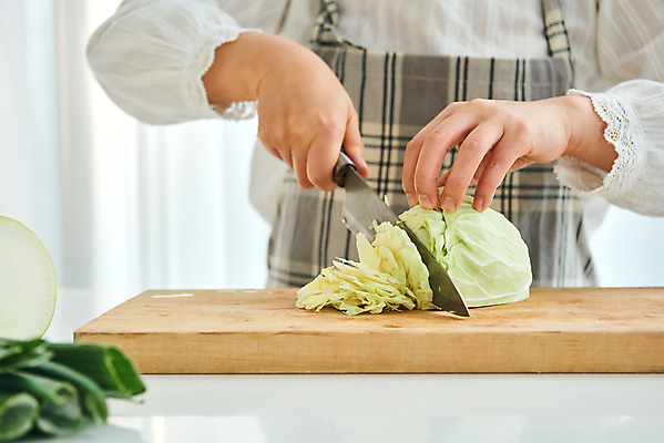 포토 JPG 손 여자 음식 40대 중년 식재료 재료 도마 실내 요리 한명 상반신 앞모습 주방 앞치마 한국인 칼 양배추 중년여자한명만 국내포토 1 뷰포인트 채소 주방용품 사람 동양인 성인 내부 신체부위 여자한명만 중년여자만 파일형식