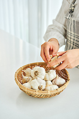 포토 JPG 손 여자 40대 중년 식재료 재료 실내 마늘 요리 한명 상반신 옆모습 바구니 주방 앞치마 한국인 중년여자한명만 국내포토 1 뷰포인트 채소 사람 동양인 성인 내부 신체부위 여자한명만 중년여자만 파일형식