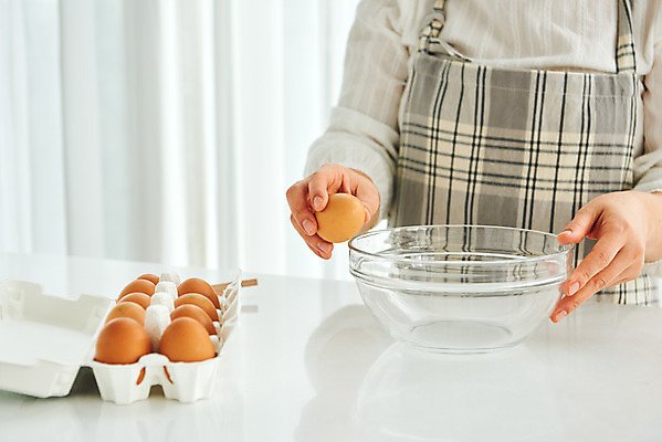 포토 JPG 접시 손 여자 40대 중년 식재료 재료 실내 요리 한명 상반신 앞모습 주방 계란 앞치마 한국인 중년여자한명만 국내포토 1 식기 뷰포인트 사람 동양인 성인 내부 신체부위 알 여자한명만 중년여자만 파일형식