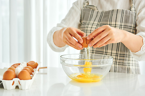 포토 JPG 접시 손 여자 40대 중년 식재료 재료 실내 요리 한명 상반신 앞모습 주방 계란 앞치마 한국인 중년여자한명만 국내포토 1 식기 뷰포인트 사람 동양인 성인 내부 신체부위 알 여자한명만 중년여자만 파일형식