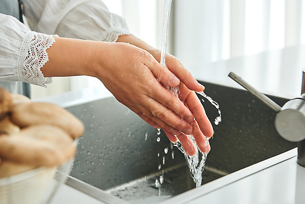 포토 JPG 손 여자 40대 중년 재료 실내 요리 한명 신체부위 주방 앞치마 한국인 위생 싱크대 손씻기 중년여자한명만 국내포토 1 사람 동양인 성인 내부 씻기 개수대 여자한명만 중년여자만 파일형식