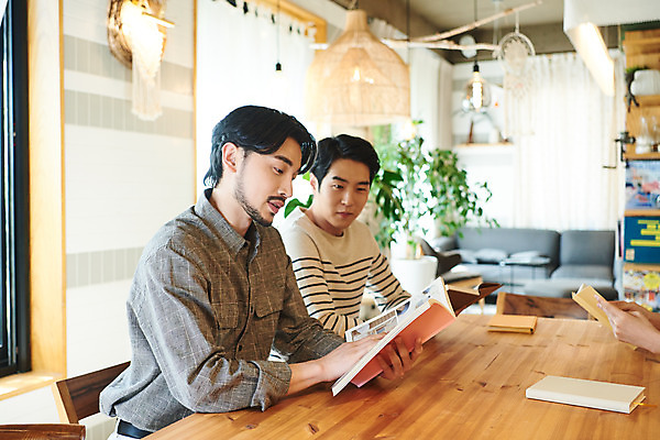 포토 JPG 손 응시 교육 남자 문화 문화예술 실내 들기 앉기 상반신 20대 성인 취미 두명 옆모습 신체부위 책 30대 독서 유행 모임 한국인 토론 즐거움 클래스 성인남자만 워라밸 독서모임 국내포토 시선 감정 뷰포인트 모션 사람 동양인 청년 내부 장년 신조어 남자만 성인만 파일형식