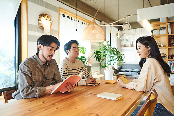 포토 JPG 여자 교육 남자 문화 문화예술 실내 들기 앉기 상반신 20대 성인 취미 옆모습 책 세명 30대 독서 유행 모임 한국인 토론 즐거움 클래스 성인만 워라밸 독서모임 국내포토 감정 뷰포인트 모션 사람 동양인 청년 내부 장년 신조어 파일형식
