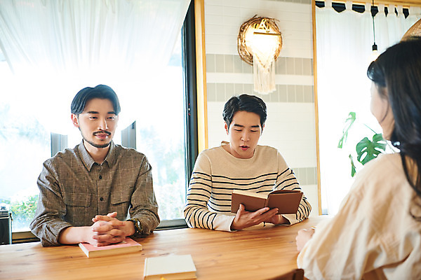 포토 JPG 여자 교육 남자 문화 문화예술 실내 들기 앉기 상반신 20대 성인 취미 앞모습 뒷모습 책 세명 30대 독서 유행 모임 한국인 토론 즐거움 클래스 성인만 워라밸 독서모임 국내포토 감정 뷰포인트 모션 사람 동양인 청년 내부 장년 신조어 파일형식