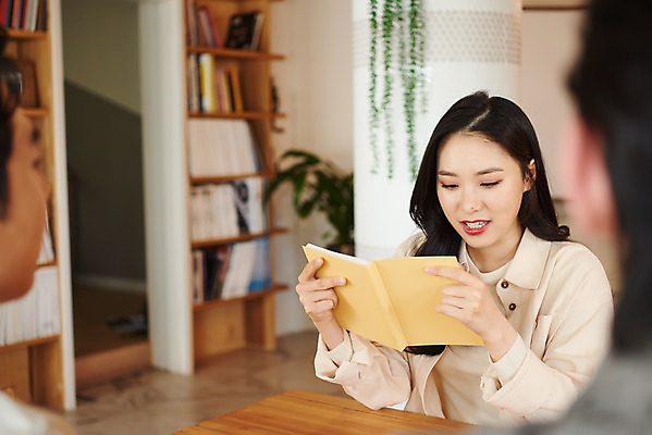 포토 JPG 여자 교육 남자 문화 문화예술 실내 들기 앉기 상반신 20대 성인 취미 앞모습 뒷모습 아웃포커스 책 세명 30대 독서 유행 모임 한국인 토론 즐거움 클래스 성인만 워라밸 독서모임 국내포토 감정 뷰포인트 모션 촬영기법 사람 동양인 청년 내부 장년 신조어 파일형식