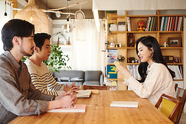 포토 JPG 여자 교육 남자 문화 문화예술 실내 들기 앉기 상반신 20대 성인 취미 옆모습 책 세명 30대 독서 유행 모임 한국인 토론 즐거움 클래스 성인만 워라밸 독서모임 국내포토 감정 뷰포인트 모션 사람 동양인 청년 내부 장년 신조어 파일형식