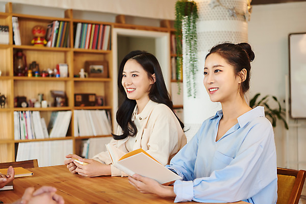 포토 JPG 응시 여자 교육 문화 문화예술 실내 미소 들기 앉기 상반신 20대 성인 취미 두명 옆모습 책 독서 유행 모임 한국인 토론 즐거움 클래스 성인여자만 워라밸 독서모임 국내포토 시선 감정 뷰포인트 모션 표정 사람 동양인 청년 내부 신조어 여자만 성인만 파일형식