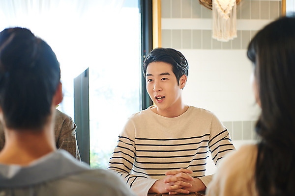 포토 JPG 여자 교육 남자 문화 문화예술 실내 대화 앉기 여러명 상반신 20대 성인 취미 앞모습 뒷모습 책 30대 독서 유행 모임 한국인 토론 즐거움 클래스 성인만 워라밸 독서모임 국내포토 감정 뷰포인트 다수 모션 말하기 사람 동양인 청년 내부 장년 신조어 파일형식