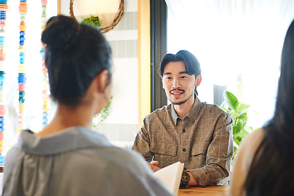 포토 JPG 여자 교육 남자 문화 문화예술 실내 대화 앉기 상반신 20대 성인 취미 앞모습 뒷모습 책 세명 30대 독서 유행 모임 한국인 토론 즐거움 클래스 성인만 워라밸 독서모임 국내포토 감정 뷰포인트 모션 말하기 사람 동양인 청년 내부 장년 신조어 파일형식