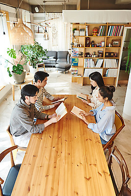 포토 JPG 여자 교육 남자 문화 문화예술 실내 들기 앉기 여러명 상반신 20대 성인 취미 옆모습 책 30대 독서 유행 모임 한국인 토론 즐거움 클래스 성인만 워라밸 독서모임 국내포토 감정 뷰포인트 다수 모션 사람 동양인 청년 내부 장년 신조어 파일형식