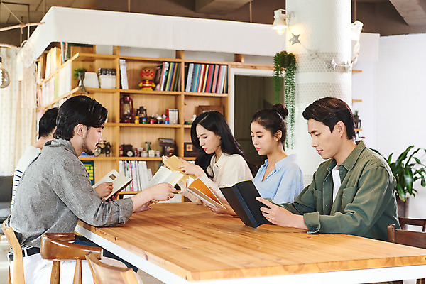 포토 JPG 여자 교육 남자 문화 문화예술 실내 들기 앉기 여러명 상반신 20대 성인 취미 옆모습 책 30대 독서 유행 모임 한국인 토론 즐거움 클래스 성인만 워라밸 독서모임 국내포토 감정 뷰포인트 다수 모션 사람 동양인 청년 내부 장년 신조어 파일형식