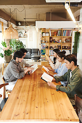 포토 JPG 여자 교육 남자 문화 문화예술 실내 들기 앉기 여러명 상반신 20대 성인 취미 옆모습 책 30대 독서 유행 모임 한국인 토론 즐거움 클래스 성인만 워라밸 독서모임 국내포토 감정 뷰포인트 다수 모션 사람 동양인 청년 내부 장년 신조어 파일형식