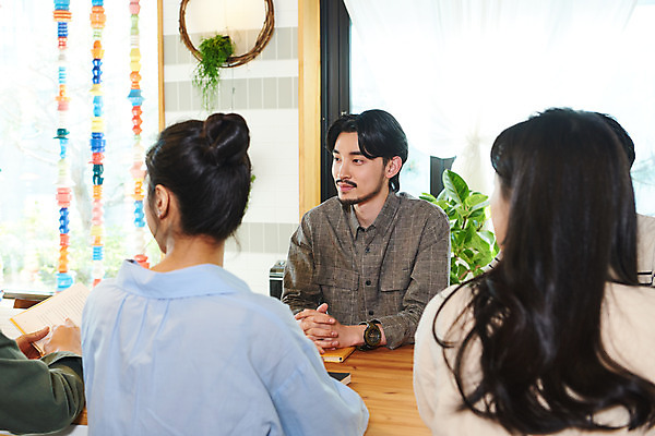 포토 JPG 응시 여자 교육 남자 문화 문화예술 실내 들기 앉기 여러명 상반신 20대 성인 취미 앞모습 뒷모습 책 30대 독서 유행 모임 한국인 토론 즐거움 클래스 성인만 워라밸 독서모임 국내포토 시선 감정 뷰포인트 다수 모션 사람 동양인 청년 내부 장년 신조어 파일형식