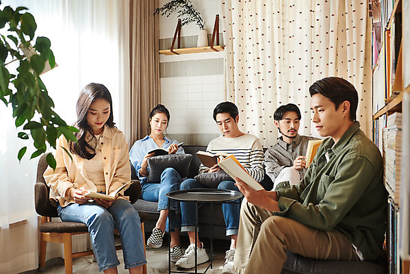 포토 JPG 전신 여자 교육 남자 문화 문화예술 실내 들기 앉기 여러명 20대 성인 취미 앞모습 옆모습 책 30대 독서 유행 모임 한국인 토론 즐거움 클래스 성인만 워라밸 독서모임 국내포토 감정 뷰포인트 다수 모션 사람 동양인 청년 내부 장년 신조어 파일형식