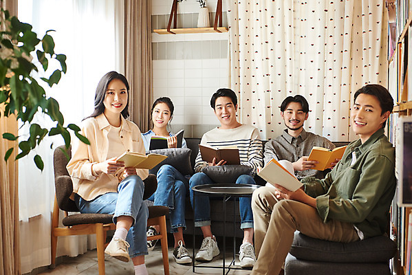 포토 JPG 전신 여자 교육 남자 문화 문화예술 실내 미소 들기 앉기 여러명 20대 성인 취미 앞모습 옆모습 책 30대 독서 유행 모임 한국인 토론 즐거움 클래스 성인만 워라밸 독서모임 국내포토 감정 뷰포인트 다수 모션 표정 사람 동양인 청년 내부 장년 신조어 파일형식