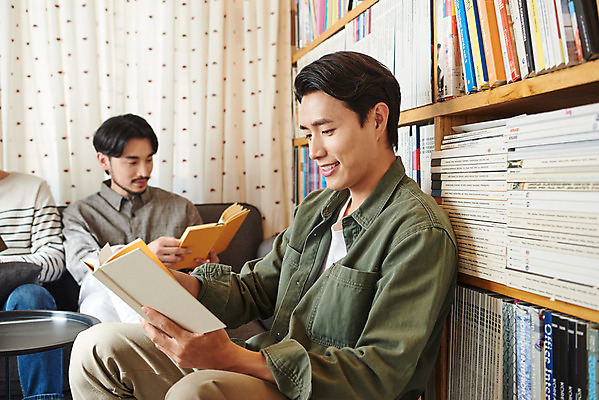 포토 JPG 교육 남자 문화 문화예술 실내 미소 들기 앉기 상반신 20대 성인 취미 앞모습 옆모습 책 세명 30대 독서 유행 모임 한국인 토론 즐거움 클래스 성인남자만 워라밸 독서모임 국내포토 감정 뷰포인트 모션 표정 사람 동양인 청년 내부 장년 신조어 남자만 성인만 파일형식