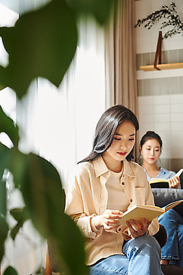 포토 JPG 응시 여자 교육 문화 문화예술 실내 들기 앉기 상반신 20대 성인 취미 두명 앞모습 아웃포커스 책 독서 유행 모임 한국인 토론 즐거움 클래스 성인여자만 워라밸 독서모임 국내포토 시선 감정 뷰포인트 모션 촬영기법 사람 동양인 청년 내부 신조어 여자만 성인만 파일형식