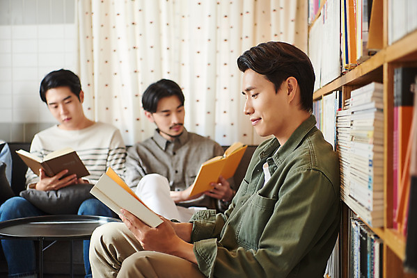 포토 JPG 교육 남자 문화 문화예술 실내 들기 앉기 상반신 20대 성인 취미 앞모습 옆모습 책 세명 30대 독서 유행 모임 한국인 토론 즐거움 클래스 성인남자만 워라밸 독서모임 국내포토 감정 뷰포인트 모션 사람 동양인 청년 내부 장년 신조어 남자만 성인만 파일형식