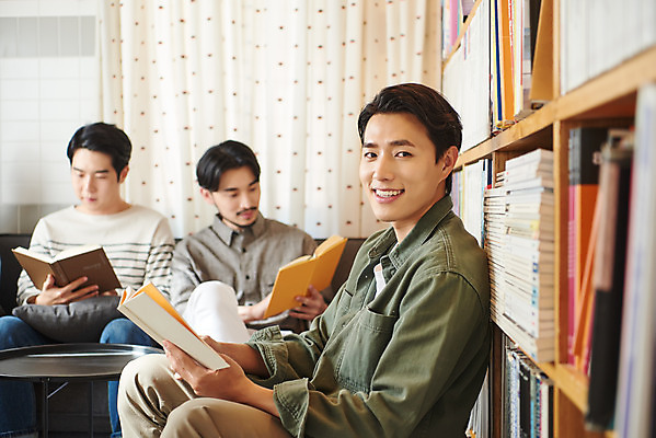 포토 JPG 교육 남자 문화 문화예술 실내 들기 앉기 상반신 20대 성인 취미 앞모습 옆모습 책 세명 30대 독서 유행 모임 한국인 토론 즐거움 클래스 성인남자만 워라밸 독서모임 국내포토 감정 뷰포인트 모션 사람 동양인 청년 내부 장년 신조어 남자만 성인만 파일형식