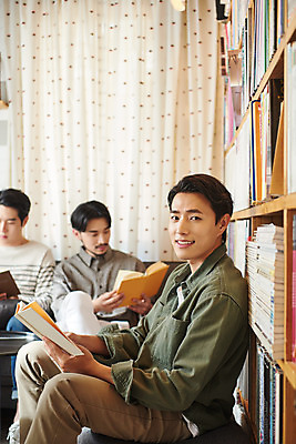 포토 JPG 교육 남자 문화 문화예술 실내 들기 앉기 상반신 20대 성인 취미 앞모습 옆모습 책 세명 30대 독서 유행 모임 한국인 토론 즐거움 클래스 성인남자만 워라밸 독서모임 국내포토 감정 뷰포인트 모션 사람 동양인 청년 내부 장년 신조어 남자만 성인만 파일형식