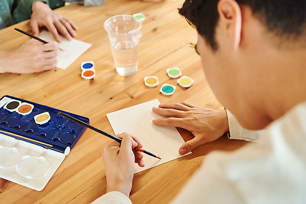 포토 JPG 손 여자 교육 남자 문화 문화예술 실내 미술 상반신 20대 성인 취미 두명 옆모습 신체부위 유행 물감 모임 한국인 붓 색칠 그리기 팔레트 즐거움 클래스 성인만 워라밸 국내포토 감정 뷰포인트 모션 사람 동양인 청년 내부 미술도구 신조어 파일형식