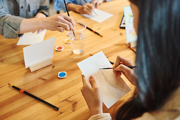 포토 JPG 손 여자 교육 남자 문화 문화예술 실내 미술 들기 앉기 상반신 20대 성인 취미 신체부위 세명 30대 유행 물감 모임 한국인 붓 색칠 즐거움 그림 클래스 성인만 워라밸 국내포토 감정 모션 사람 동양인 청년 내부 장년 미술도구 신조어 파일형식