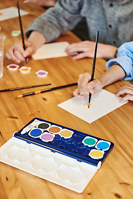 포토 JPG 손 여자 교육 남자 문화 문화예술 실내 미술 상반신 20대 성인 취미 두명 옆모습 신체부위 30대 유행 물감 모임 한국인 붓 색칠 그리기 팔레트 즐거움 클래스 성인만 워라밸 국내포토 감정 뷰포인트 모션 사람 동양인 청년 내부 장년 미술도구 신조어 파일형식