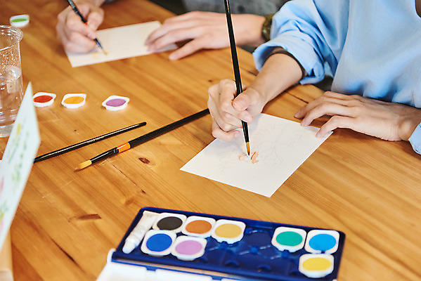 포토 JPG 손 여자 교육 남자 문화 문화예술 실내 미술 상반신 20대 성인 취미 두명 옆모습 신체부위 30대 유행 물감 모임 한국인 붓 색칠 그리기 팔레트 즐거움 클래스 성인만 워라밸 국내포토 감정 뷰포인트 모션 사람 동양인 청년 내부 장년 미술도구 신조어 파일형식