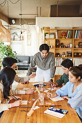 포토 JPG 여자 교육 남자 문화 문화예술 실내 미술 서기 들기 앉기 여러명 상반신 20대 성인 취미 앞모습 옆모습 30대 유행 물감 모임 한국인 붓 색칠 팔레트 즐거움 그림 클래스 성인만 워라밸 국내포토 감정 뷰포인트 다수 모션 사람 동양인 청년 내부 장년 미술도구 신조어 파일형식
