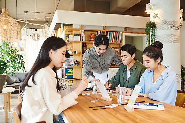 포토 JPG 여자 교육 남자 문화 문화예술 실내 미술 서기 들기 앉기 여러명 상반신 20대 성인 취미 앞모습 옆모습 30대 유행 물감 모임 한국인 붓 색칠 팔레트 즐거움 그림 클래스 성인만 워라밸 국내포토 감정 뷰포인트 다수 모션 사람 동양인 청년 내부 장년 미술도구 신조어 파일형식
