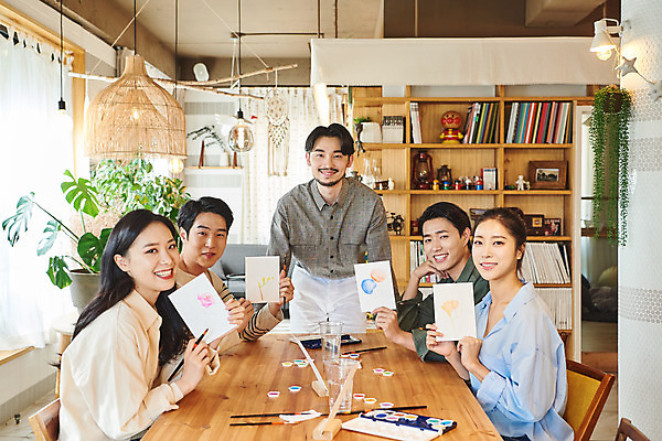 포토 JPG 여자 교육 남자 문화 문화예술 실내 미술 서기 미소 들기 앉기 여러명 상반신 20대 성인 취미 앞모습 옆모습 30대 유행 물감 모임 한국인 붓 색칠 팔레트 즐거움 그림 보여주기 클래스 성인만 워라밸 국내포토 감정 뷰포인트 다수 모션 표정 사람 동양인 청년 내부 장년 미술도구 신조어 파일형식