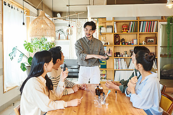 포토 JPG 여자 교육 남자 문화 재료 문화예술 실내 설명 서기 들기 앉기 여러명 상반신 20대 성인 취미 앞모습 옆모습 30대 유행 모임 한국인 향수 즐거움 클래스 성인만 워라밸 국내포토 감정 뷰포인트 다수 모션 사람 동양인 청년 내부 장년 화장품 신조어 파일형식