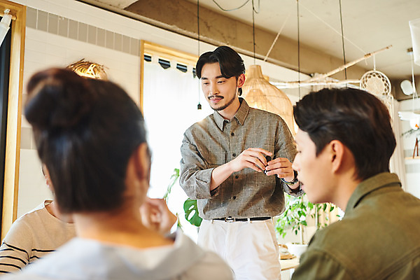 포토 JPG 여자 교육 남자 문화 재료 문화예술 실내 설명 서기 들기 앉기 여러명 상반신 20대 성인 취미 앞모습 뒷모습 30대 유행 모임 한국인 향수 즐거움 클래스 성인만 워라밸 국내포토 감정 뷰포인트 다수 모션 사람 동양인 청년 내부 장년 화장품 신조어 파일형식
