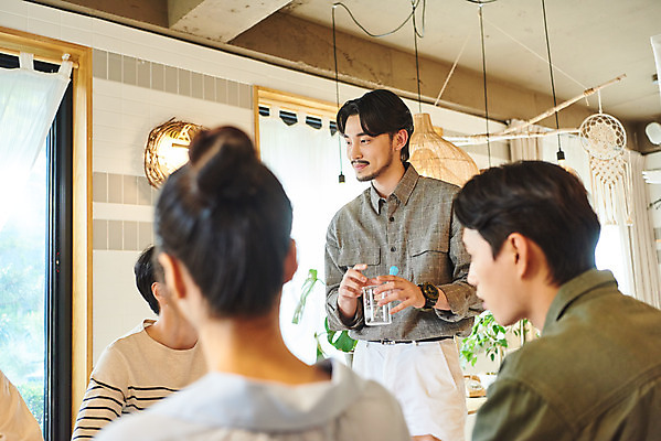포토 JPG 여자 교육 남자 문화 재료 문화예술 실내 설명 서기 들기 앉기 여러명 상반신 20대 성인 취미 앞모습 뒷모습 30대 유행 모임 한국인 향수 즐거움 클래스 성인만 워라밸 국내포토 감정 뷰포인트 다수 모션 사람 동양인 청년 내부 장년 화장품 신조어 파일형식