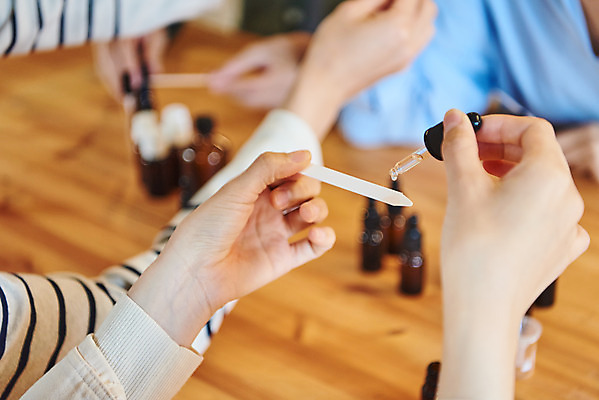 포토 JPG 손 여자 교육 남자 문화 재료 문화예술 실내 들기 앉기 근접촬영 20대 성인 취미 아웃포커스 신체부위 세명 유행 모임 한국인 향수 즐거움 클래스 성인만 워라밸 시향 시향지 국내포토 감정 종이 뷰포인트 모션 촬영기법 사람 동양인 청년 내부 화장품 신조어 파일형식