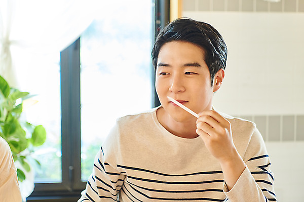 포토 JPG 교육 남자 문화 재료 문화예술 실내 한명 미소 들기 앉기 상반신 20대 성인 취미 앞모습 유행 모임 한국인 향수 즐거움 향기 클래스 성인남자한명만 워라밸 시향 시향지 국내포토 1 감정 종이 뷰포인트 모션 표정 사람 동양인 청년 내부 화장품 냄새 신조어 남자한명만 성인남자만 파일형식