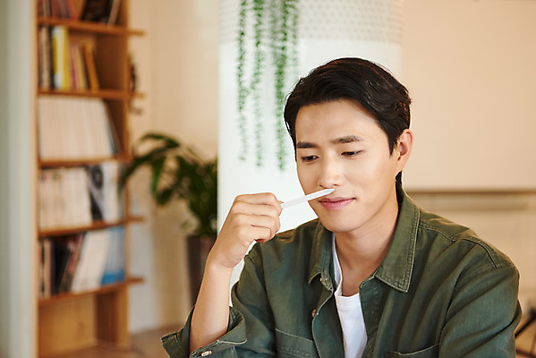 포토 JPG 교육 남자 문화 재료 문화예술 실내 한명 미소 들기 앉기 상반신 20대 성인 취미 앞모습 유행 모임 한국인 향수 즐거움 향기 클래스 성인남자한명만 워라밸 시향 시향지 국내포토 1 감정 종이 뷰포인트 모션 표정 사람 동양인 청년 내부 화장품 냄새 신조어 남자한명만 성인남자만 파일형식